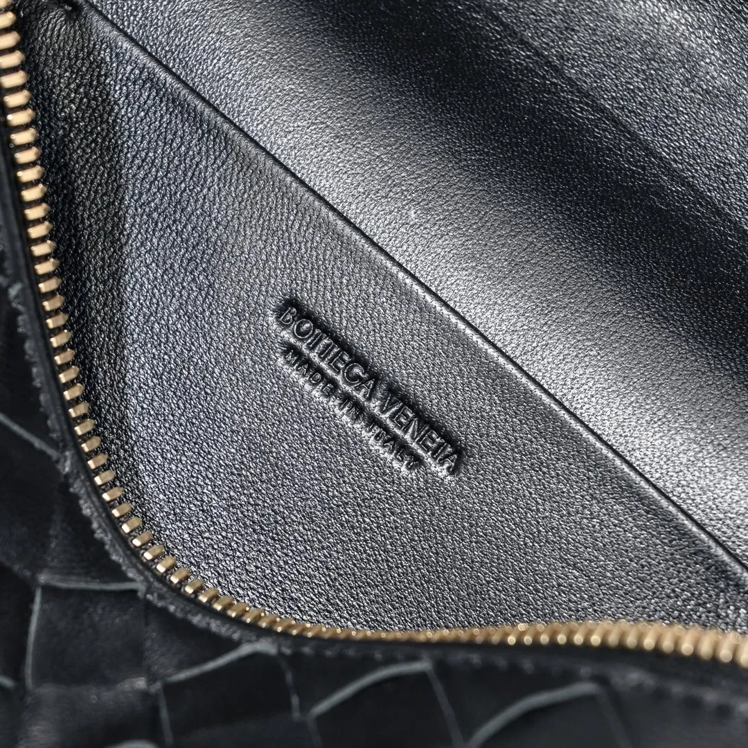 Batch 1360 Bottega Veneta 24 spring and summer woven zipper crossbody bag. A crossbody bag that can be used as a cosmetic bag. The exquisite weaving and compact body are an indispensable accessory for the upcoming summer. The double zipper also better protects the bag. It has a large capacity. If you like it, don’t miss it. Style number: 9109 Size: 22*12.5*5cm
